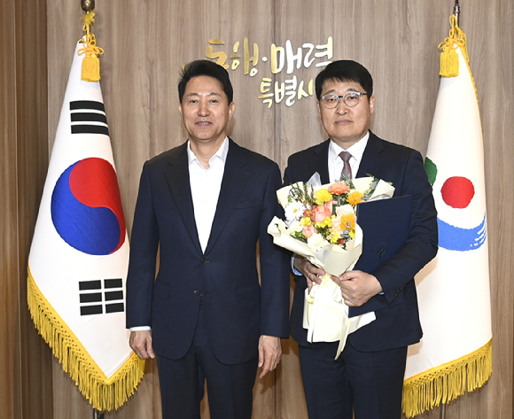 오세훈 서울시장(왼쪽)과 김태균 신임 서울교통공사 사장의 모습. [사진=서울시]