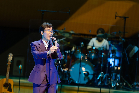 조관우가 16일 서울 잠실 롯데콘서트홀에서 단독콘서트 '2025 조관우 MUSIC_서울'[부제: You are the reason for my life]을 개최하고 무대를 선보이고 있다. [사진=윤스토리엔터테인먼트]