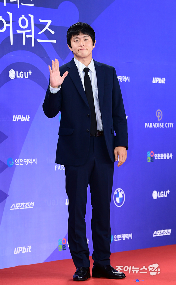 방송인 기안84가 18일 오후 인천광역시 파라다이스 시티에서 열린 제4회 청룡시리즈어워즈 레드카펫 행사에 참석하고 있다. [사진=정소희 기자]