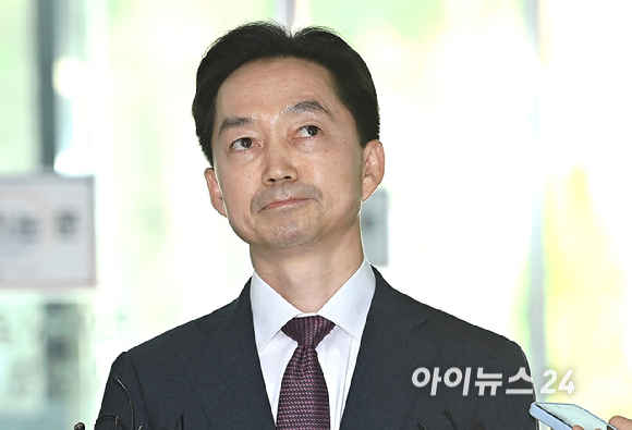 김지용 중대범죄수사청장 후보자가 8일 오후 서울 종로구 정부서울청사 창성동 별관에 마련된 인사청문회 준비단 사무실로 첫 출근하고 있다. [사진=곽영래 기자]