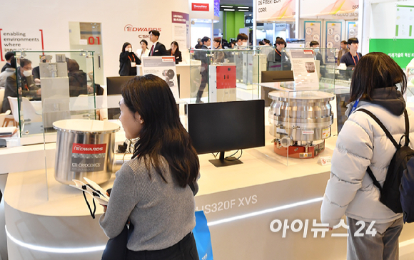 11일 서울 강남구 코엑스에서 열린 세미콘 코리아 2026에서 관람객들이 부스를 둘러보고 있다. [사진=곽영래 기자]