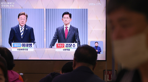 23일 서울 영등포구 KBS본관 스튜디오에서 열린 중앙선거방송토론위원회 주관 제21대 대통령선거 2차 후보자토론회 시작에 앞서 각 정당 대선 후보들이 기념촬영을 하고 있다. (왼쪽부터) 이재명 더불어민주당, 김문수 국민의힘, 이준석 개혁신당, 권영국 민주노동당 대선 후보. [사진=국회사진취재단]