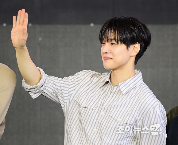배우 강유석이 8일 부산 해운대구 영화의전당에서 열린 제31회 부산국제영화제 '최종면접' 야외 무대인사를 갖고 있다. [사진=정소희 기자]