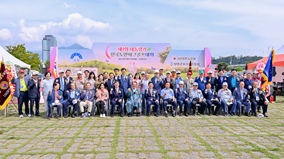 전진선 군수가 제1회대통령기 전국노인파크골프대회를 마치고 기념 촬영을 하고 있다. [사진=양평군]