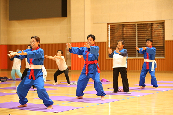 이병환 성주군수(왼쪽 두번째)가 주민들과 함께 국선도 수련을 하고 있다. [사진=성주군]