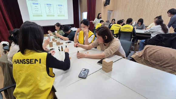 GS리테일 임직원이 푸르메소셜팜에서 토마토를 수확하고 있다. [사진=GS리테일]