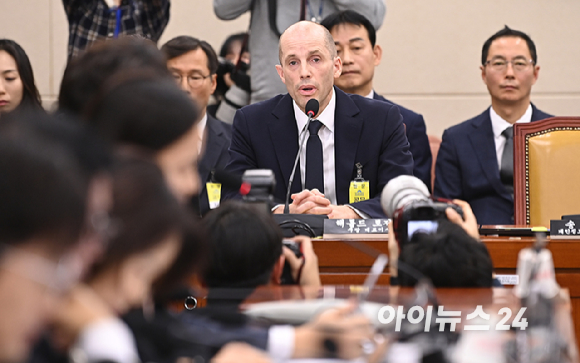 해롤드 로저스 쿠팡 대표이사가 17일 서울 여의도 국회 과학기술정보방송통신위원회 전체회의에서 열린 쿠팡 침해사고 관련 청문회에서 질의에 답하고 있다. [사진=곽영래 기자]