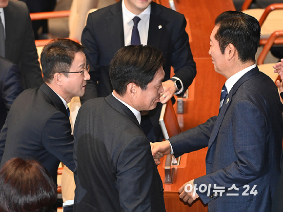 한병도 더불어민주당 원내대표가 3일 국회 본회의에서 교섭단체 대표연설을 마친 뒤 동료 의원들과 악수를 하고 있다. [사진=곽영래 기자]