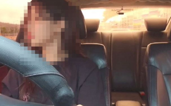 고속도로에서 후진을 하는 모습을 생방송으로 송출해 논란이 된 여성 BJ가 여론 질타를 받자 끝내 사과했다. 사진은 해당 BJ A씨가 고속도로에서 후진하는 모습. [사진=아프리카TV 캡처]