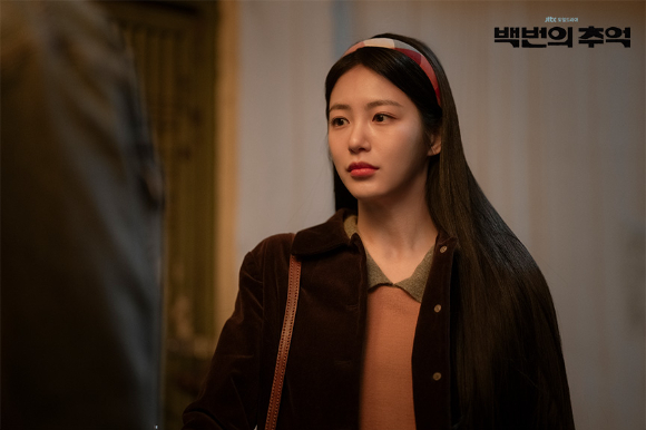 배우 신예은이 JTBC 토일드라마 '백년의 추억' 인터뷰에 앞서 포즈를 취하고 있다. [사진=앤피오]