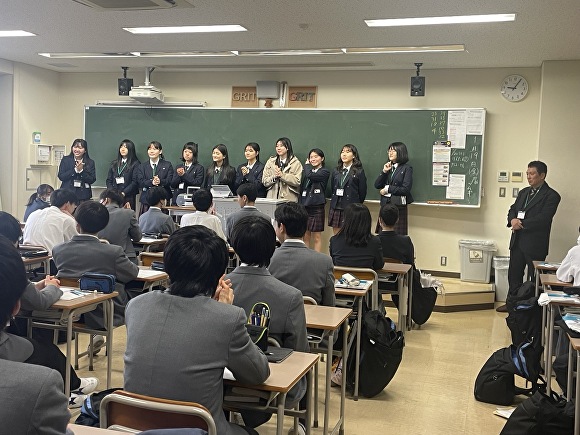 제주중앙여고 학생들이 죠쇼게이코고등학교 교실을 방문, 이야기를 나누고 있다.  [사진=제주특별자치도교육청]