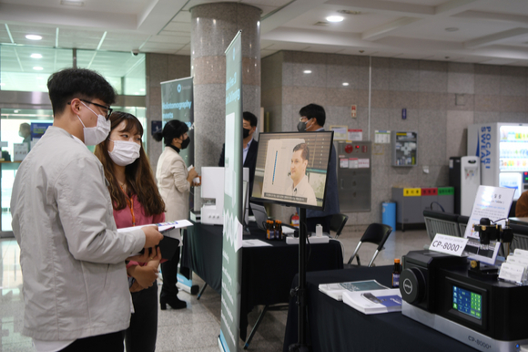 26일 한국표준과학연구원에서 열린 국산 연구장비 방문 세미나 행사에 참여한 연구장비기업이 자사 장비를 설명하고 있다 [사진=표준연]
