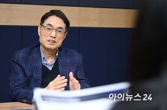 김형준 차세대지능형반도체사업단장이 지난 30일 경기도 성남시 판교 사무실에서 아이뉴스24와 인터뷰를 진행하며 반도체 웨이퍼를 들어 보이고 있다. 2025.12.30 [사진=곽영래 기자]