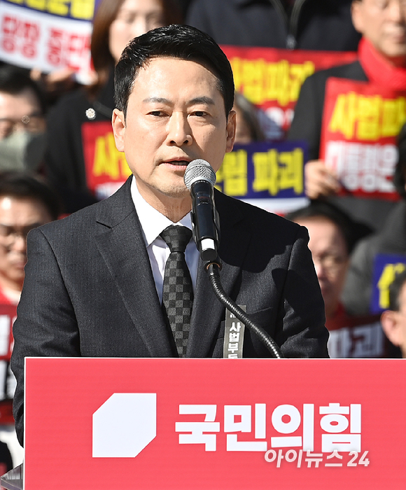 장동혁 국민의힘 대표가 3일 서울 여의도 국회 본관 앞에서 열린 사법독립 헌정수호를 위한 대국민 호소 국민대장정 규탄대회에서 발언하고 있다. [사진=곽영래 기자]