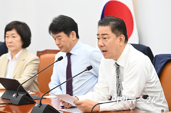 김병기 더불어민주당 원내대표가 17일 오전 서울 여의도 국회에서 열린 원내대책회의에서 발언하고 있다. [사진=곽영래 기자]