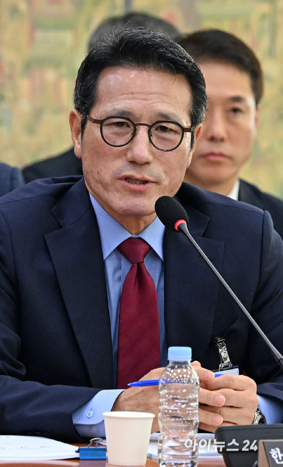 정병국 한국문화예술위원회 위원장이 22일 국회 문화체육관광위원회에서 열린 국립중앙박물관&middot;한국문화예술위원회&middot;국립중앙도서관 등에 대한 국정감사에서 의원 질의에 답하고 있다. [사진=곽영래 기자]