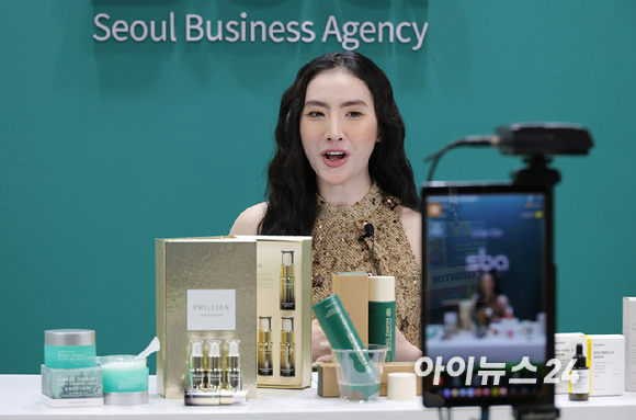 5일 베트남 호치민 SECC전시장에서 한국무역협회 주관 코엑스 주최로 열린 2025 베트남 국제 프리미엄 소비재전(VIPREMIUM)을 찾은 관람객들이 전시상품을 시식 해보고 있다. [사진=사진공동취재단]