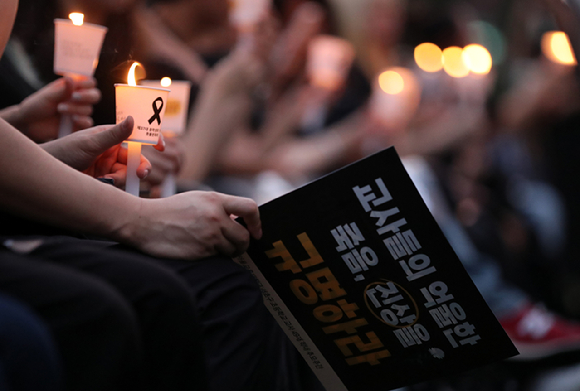 '서이초 사망교사 49재 추모 촛불집회'에서 참석자들이 촛불을 들고 있다. [사진=뉴시스]