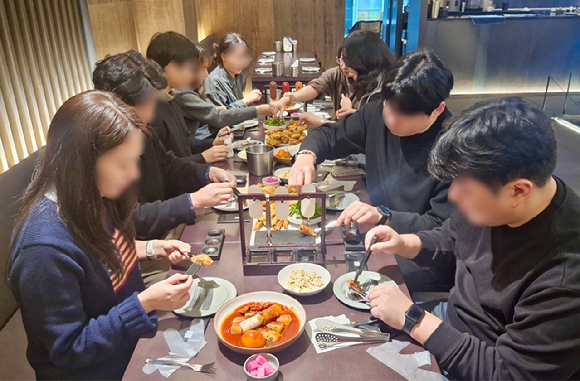 서울 이태원에 위치한 &lsquo;교촌필방&rsquo;에서 진행된 '교촌1991스쿨'. [사진=교촌에프앤비]