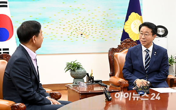 구윤철 부총리 겸 재정경제부 장관이 15일 오후 서울 여의도 국회에서 조정식 국회의장을 예방하고 있다. [사진=곽영래 기자]