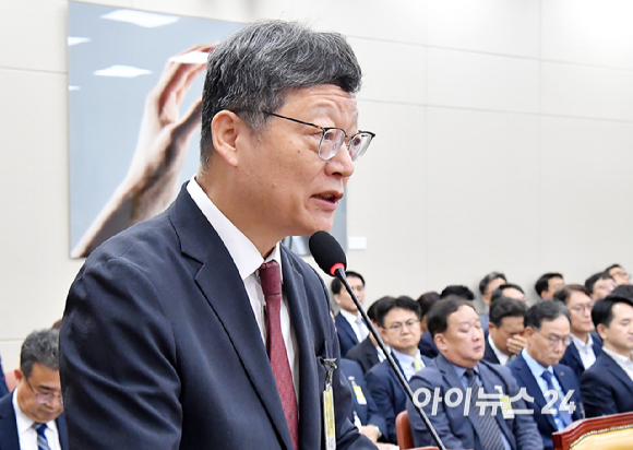 김유열 EBS 사장이 16일 서울 여의도 국회 과학기술정보방송통신위원회에서 열린 KBS&middot;EBS&middot;방송문화진흥회&middot;시청자미디어재단 등에 대한 국정감사에서 인사말을 하고 있다. [사진=곽영래 기자]