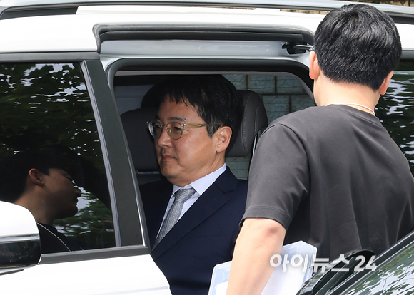 심우정 전 검찰총장이 16일 서울중앙지법에서 구속 전 피의자심문(영장실질심사)을 마치고 법원을 나서고 있다. [사진=사진공동취재단 ]