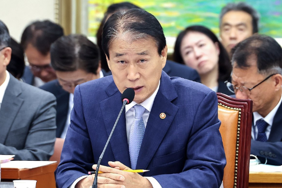 6일 오전 국회에서 열린 정무위원회 국정감사에서 권오을 국가보훈부 장관이 의원들의 질의에 답변하고 있다. [사진=연합뉴스]
