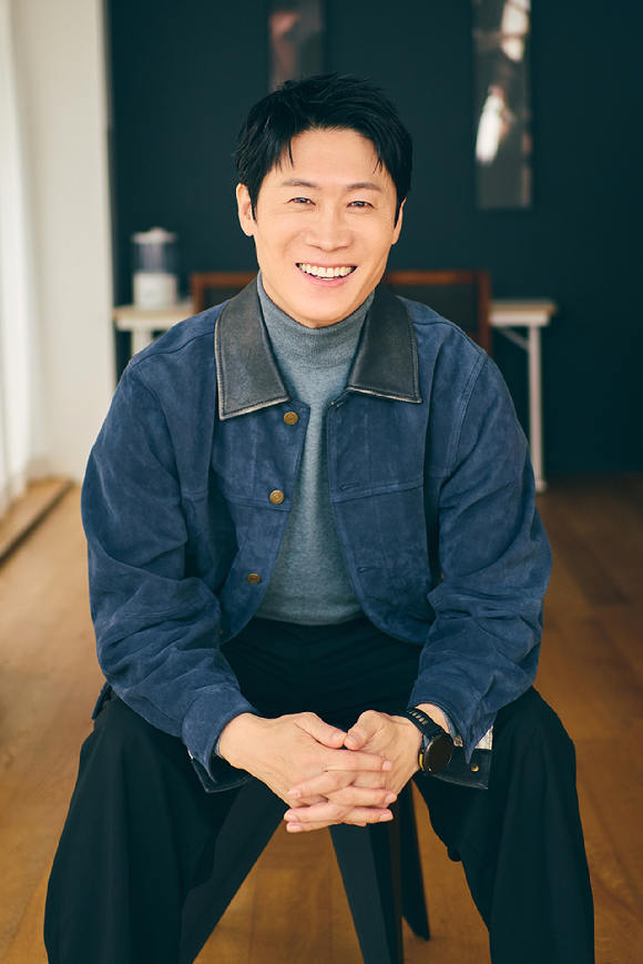 배우 진선규가 쿠팡플레이, 지니 TV 오리지널 시리즈 'UDT: 우리 동네 특공대' 인터뷰에 앞서 포즈를 취하고 있다. [사진=쿠팡플레이, 지니 TV 오리지널 시리즈]