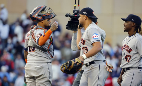 MLB 휴스턴 선수들이 11일(한국시간) 열린 미네소타와 ALDS 3차전 원정 경기에서 9-1로 승리한 뒤 기뻐하고 있다. [사진=뉴시스]