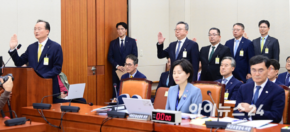 (왼쪽부터)이환주 KB국민은행장-정상혁 신한은행장-이호성 하나은행장-정진완 우리은행장-강태영 NH농협은행장 19일 오후 서울 여의도 국회에서 진행된 정무위원회 금융감독원 등 국정감사에 증인으로 출석해 선서하고 있다. [사진=정소희 기자]