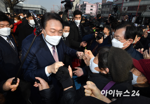 윤석열 국민의힘 대선 후보가 10일 오전 인천역 앞 광장에서 산업화&middot;교역일번지 인천지역 공약 발표를 마친 후 시민들과 주먹인사를 하고 있다. [사진=김성진 기자]
