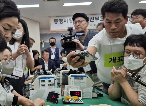 지난 27일 경남도선거관리위원회에서 6&middot;3 지방선거에서 44표 차로 당락이 갈린 경남 통영시장 선거에 대한 재검표가 진행되는 동안 전한길 씨가 현장을 보고 있다. [사진=연합뉴스 ]