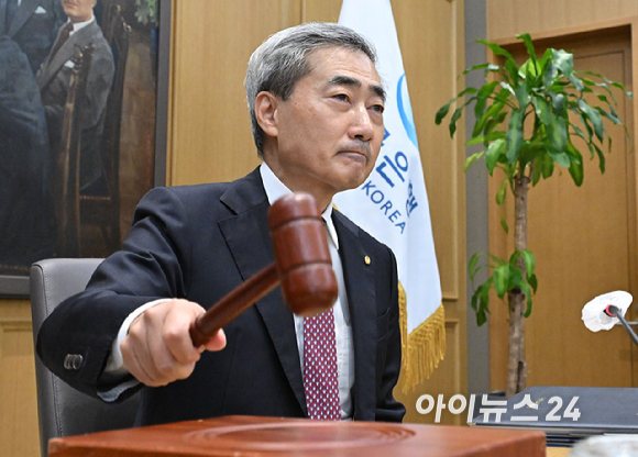 신현송 한국은행 총재가 16일 오전 서울 중구 한국은행에서 열린 금융통화위원회 본회의를 주재하고 있다. [사진=사진공동취재단 ]
