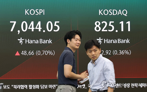 8일 서울 중구 하나은행 본점에서 직원들이 증시와 환율을 살피고 있다 [사진=연합뉴스]
