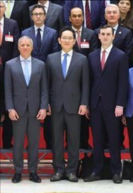 CDF 2026에 참석한 이재용 삼성전자 회장(가운데)이 단체사진을 찍는 모습. [사진=대만경제신문]