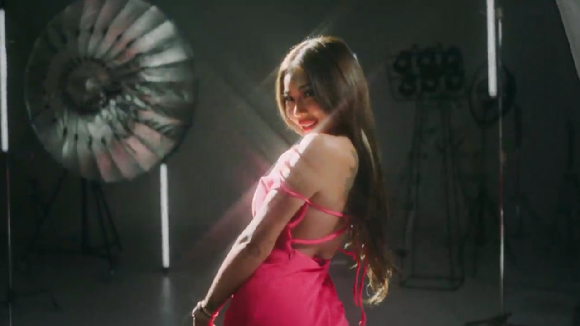 제시의 새 디지털 싱글 'ZOOM' 뮤직비디오 티저 영상이 공개돼 관심을 모으고 있다. [사진=제시 'ZOOM' MV 티저 영상 캡쳐]