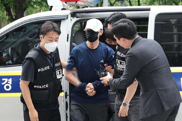 서울 지하철 5호선 열차 안에 불을 지른 60대 남성이 2일 영장실질심사를 위해 서울남부지법에 출석하고 있다. [사진=연합뉴스]