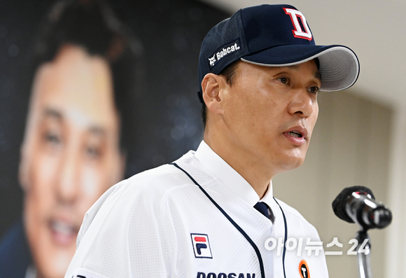 두산 베어스 제11대 감독으로 취임한 이승엽 신임 감독이 18일 오후 서울 잠실야구장에서 열린 취임식에서 취임사를 하고 있다. [사진=김성진 기자]