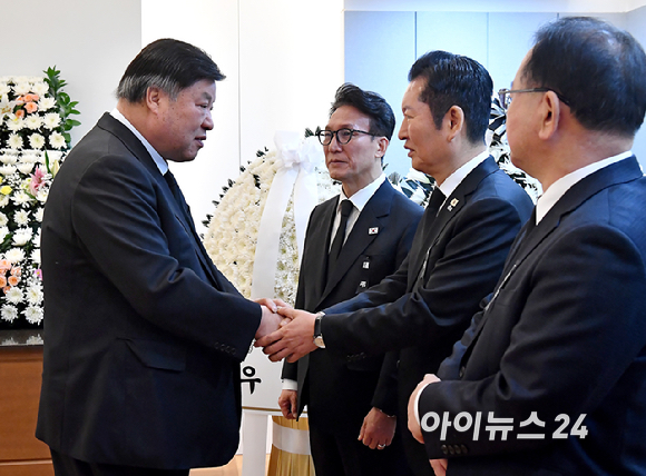 서정진 셀트리온그룹 회장이 28일 오전 서울 종로구 서울대학교병원 장례식장에 마련된 故 이해찬 전 국무총리의 빈소에서 조문을 하고 있다. [사진=곽영래 기자]