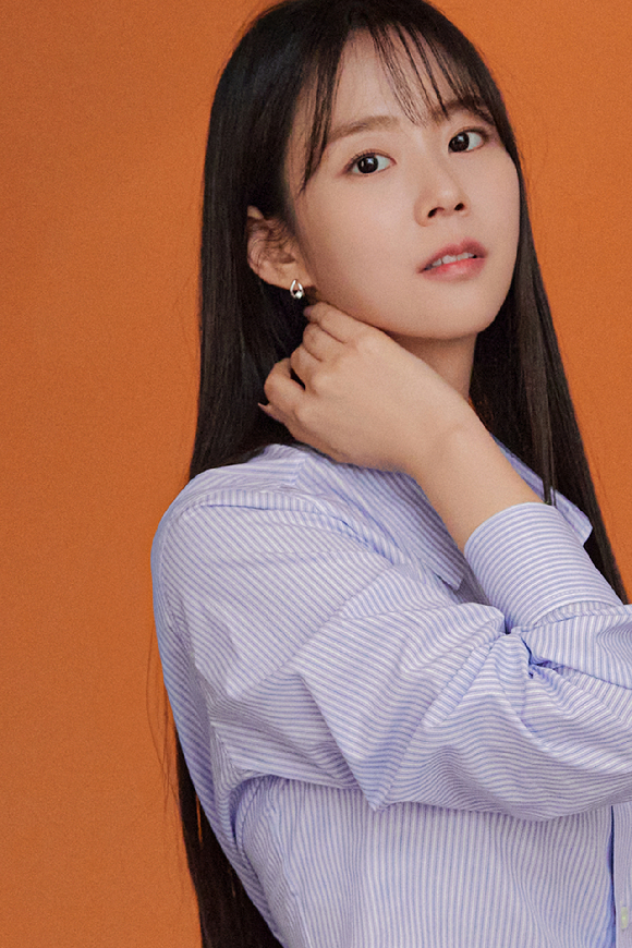 한승연이 '춘화연애담' 종영 기념 인터뷰를 진행하기에 앞서 사진촬영을 하고 있다. [사진=YG엔터테인먼트]