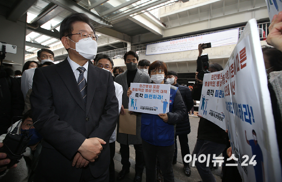 이재명 더불어민주당 대선 후보가 15일 오후 서울 동작구 서울특별시보라매병원을 현장 방문한 가운데 병원 입구에서 민주노총 공공운수노조 의료연대 서울대병원분회 관계자와 대화를 나누고 있다. [사진=국회사진취재단]