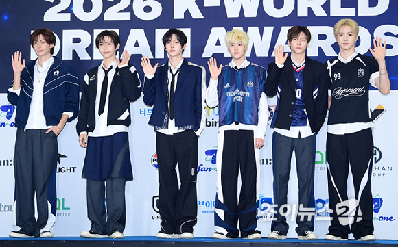 그룹 라이즈(RIIZE)가 27일 경기 고양시 킨텍스에서 열린 2026 케이 월드 드림 어워즈(K WORLD DREAM AWARDS)' 블루카펫에 참석하고 있다.