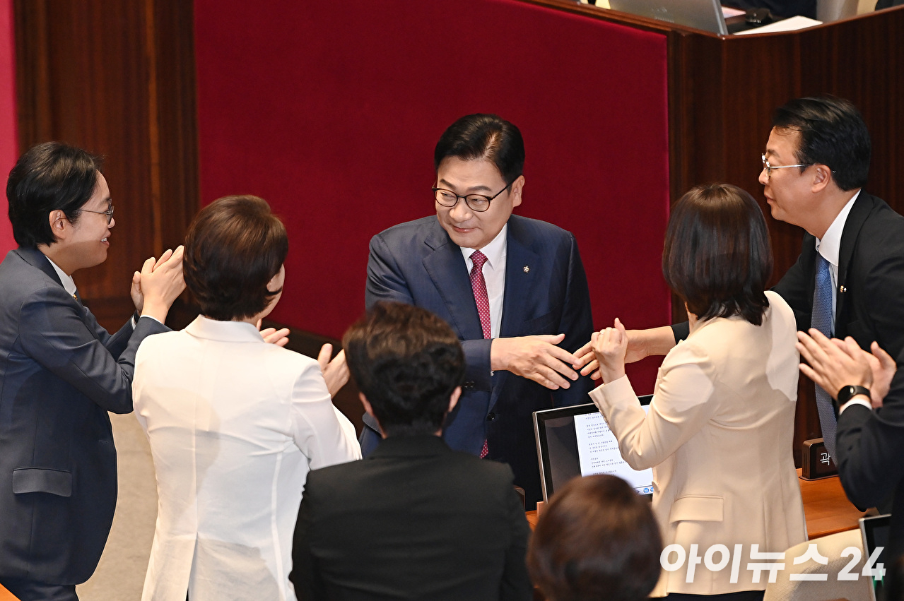 정점식 국민의힘 원내대표가 8일 국회에서 열린 정기국회 제4차 본회의에서 교섭단체 대표 연설을 마친 뒤 의원들과 악수하고 있다. [사진=곽영래 기자]