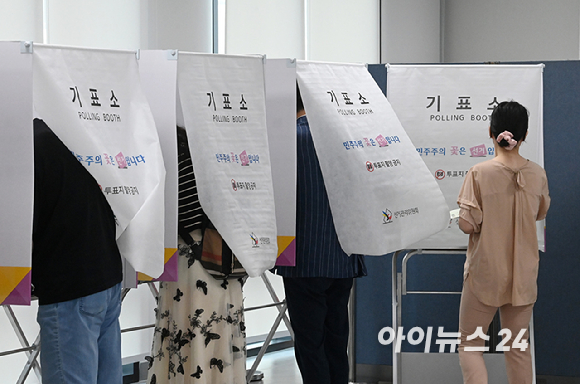 제9회 전국동시지방선거 사전투표 첫 날인 29일 오전 서울 중구 소공동행정복합청사에 마련된 사전투표소에서 권자들이 소중한 한 표를 행사하고 있다.사전투표는 29일~30일 이틀간 오전 6시부터 오후 6시까지 전국 3571개 사전투표소에서 일제히 실시된다. [사진=곽영래 기자]