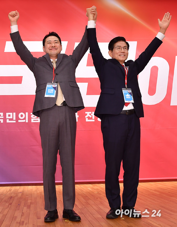 국민의힘 장동혁, 김문수 당 대표 후보가 26일 오전 서울 여의도 국회 도서관에서 열린 제6차 전당대회 결선에서 기념촬영을 하고 있다. [사진=곽영래 기자]