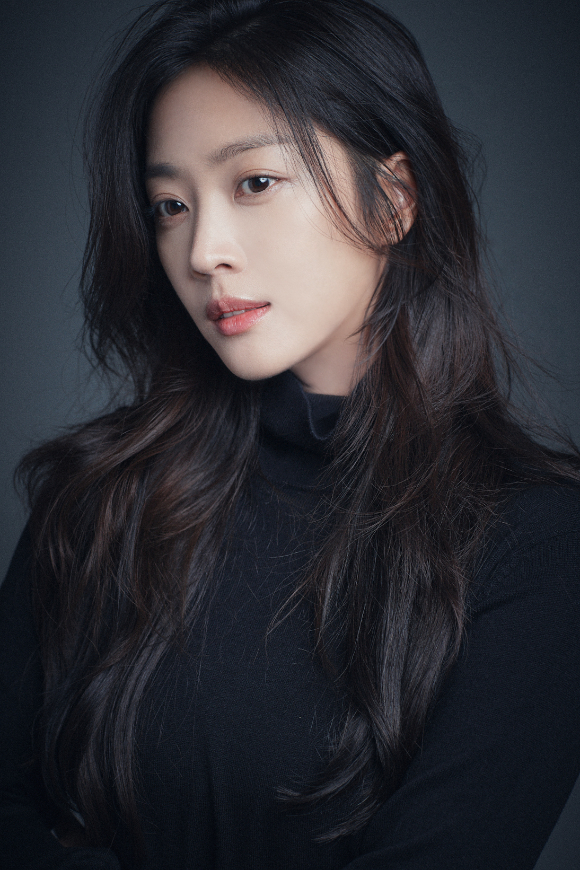 배우 조보아가 넷플릭스 시리즈 '탄금' 인터뷰에 앞서 포즈를 취하고 있다. [사진=엑스와이지 스튜디오]