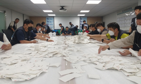 마주 앉은 현대차 노사 대표 [사진=연합뉴스]