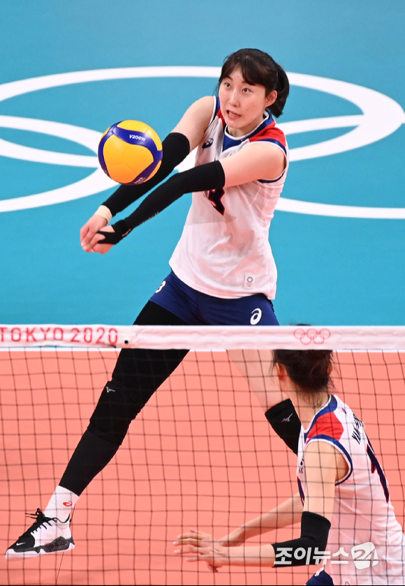 8일 오전 일본 도쿄 아리아케 아레나에서 '2020 도쿄올림픽' 여자 배구 동메달 결정전 대한민국과 세르비아의 경기가 펼쳐졌다. 한국 박정아가 리시브를 하고 있다.