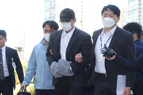 4일 오전 경기도 남양주시 의정부지방법원 남양주지원에서 김창민 영화감독 상해치사 사건 피의자(가운데)가 구속 전 피의자 심문(영장실질심사)을 위해 법정으로 이동하고 있다. [사진=연합뉴스]