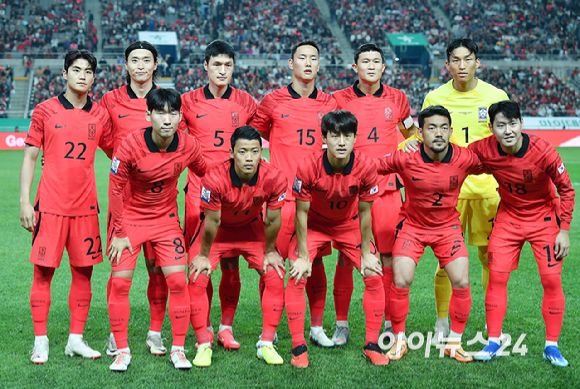 13일 오후 서울월드컵경기장에서 대한민국과 튀니지의 A매치 평가전이 열렸다. 한국 베스트 11명이 기념촬영을 하고 있다. [사진=곽영래 기자]